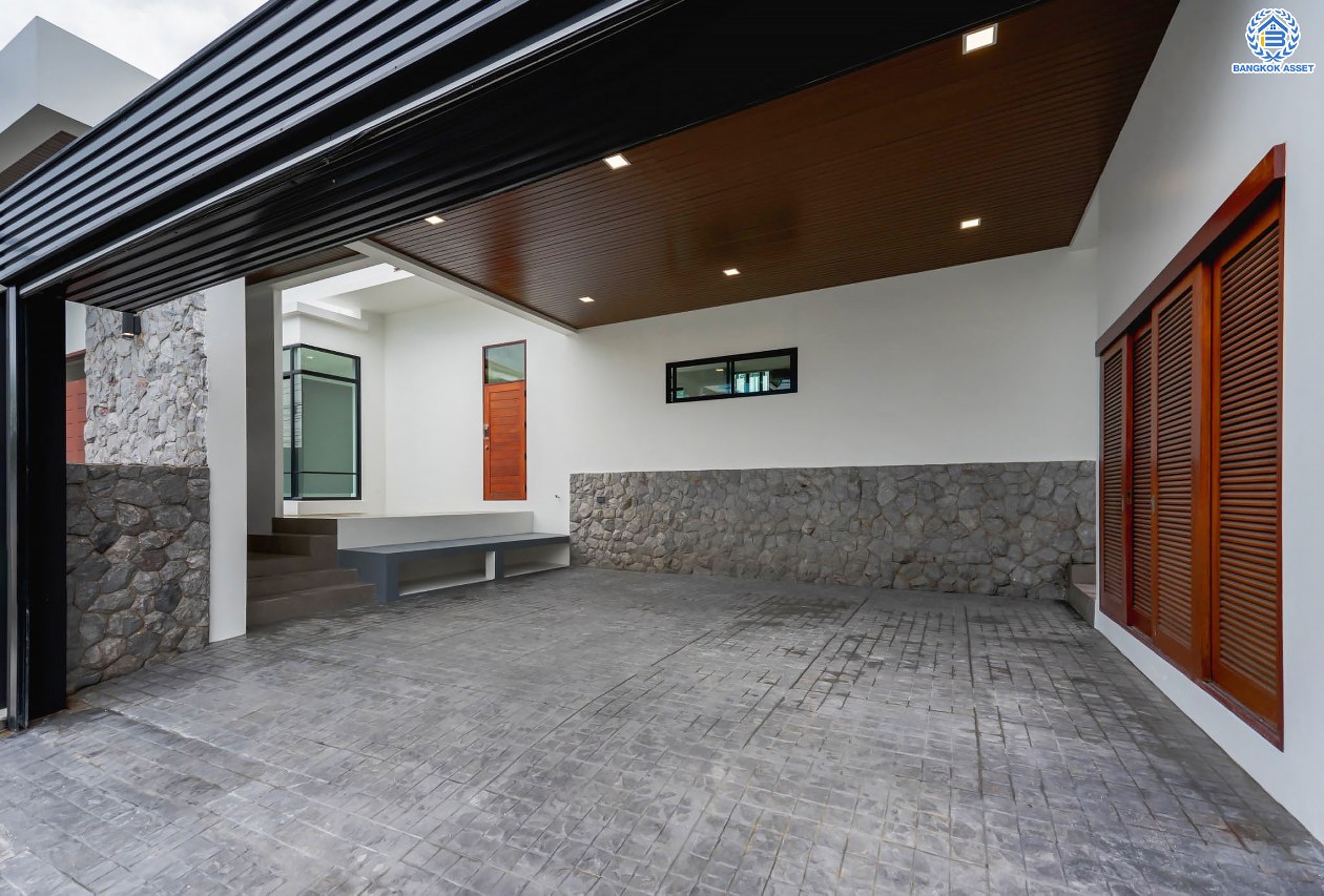 บ้านมือสองตกแต่งใหม่ ม.ซอย พหลโยธิน56 พหลโยธิน บ้านเดี่ยวหลังใหญ่ ภายในตกแต่งหรูหรา บนเนื้อที่เยอะถึง 98.60 ตร.ว. 3 ห้องนอน 3 ห้องน้ำ 2 ที่จอดรถ บรรยากาศเป็นส่วนตัว พร้อมมีสระน้ำในตัว บนพื้นที่กว่า 430 ตร.ม. บนทำเลที่ดี เชื่อมต่อถนน พหลโยธิน, ลำลูกกา, วิภาวดี-รังสิต เดินทางสะดวกใกล้รถไฟฟ้า สถานี "แยก คปอ, คูคต"